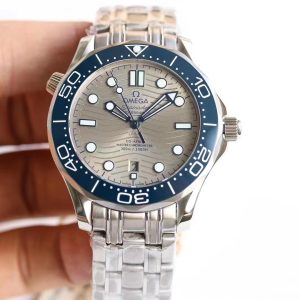 Alternative view of The Omega Seamaster 300M series watch, featuring a gray dial and cutting-edge style, boasts a 42mm case crafted from imported 316L stainless steel. Its bezel utilizes high-density ceramic from South Korea, adorned with white enamel diving markings.⚠️ The steel bracelet undergoes meticulous hand-polishing of each link. As the first on the market to achieve authenticity matching the original, it features chamfered edges on the back and is fully interchangeable with genuine components. The fluoro-rubber strap offers a smooth, substantial feel, while the lugs are compatible with both steel and rubber straps. ⚠️ Powered by an exclusively developed and customized replica 8800 integrated movement, rigorously tested over months to ensure consistent quality. Experience the authentic feel of the original.